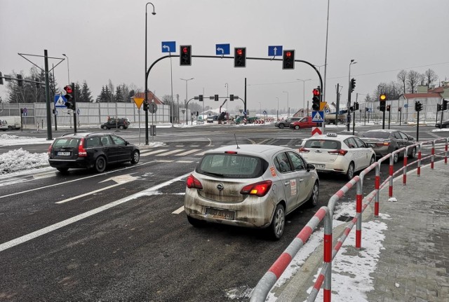 Otwarto w pełni skrzyżowanie w rejonie Trasy Łagiewnickiej. Teraz w ciągu ulic Herberta i Turowicza można jeździć po dwóch pasach ruchu w każdym kierunku.