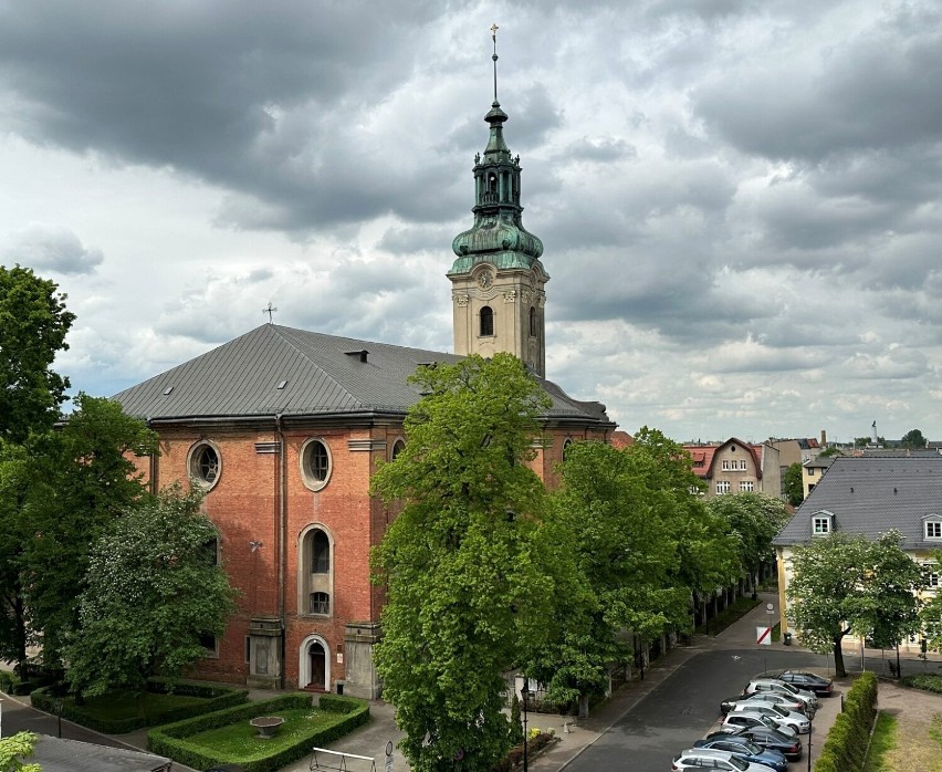 Wieża kościół pw. św. Krzyża dominuje nad Lesznem