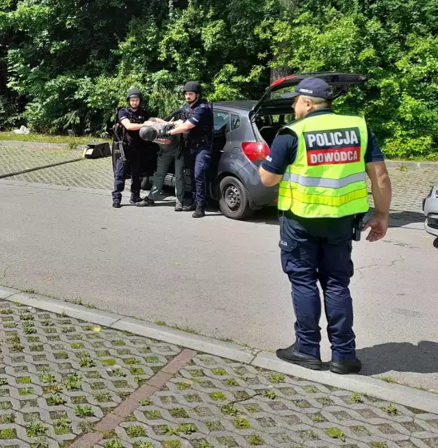 Atak terrorystyczny w budynku szkoły w Trzebini. Ćwiczenia policji