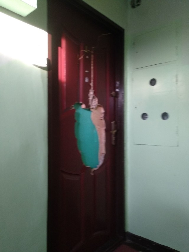 Zdjęcie zdemolowanych drzwi na dowód otrzymaliśmy od Czytelnika.
