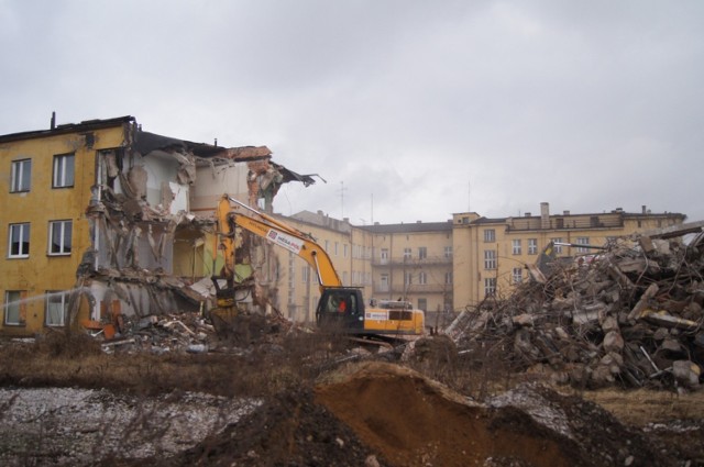 Wyburzanie starego szpitala w Radomsku