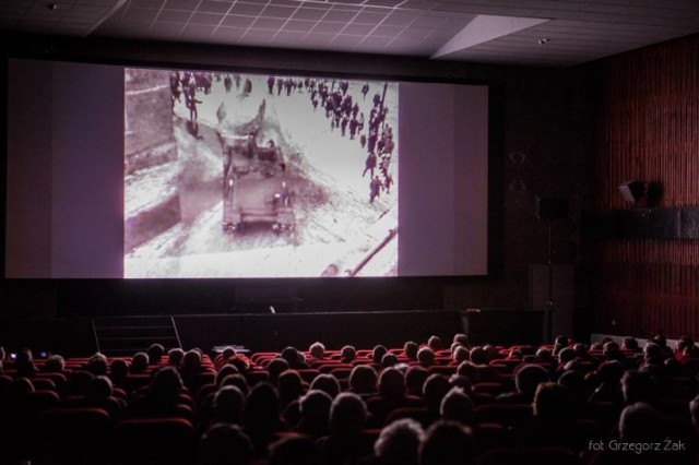 Kraśnickie Towarzystwo Regionalne zaprasza na drugi pokaz archiwalnych filmów z lat 60. dotyczących historii Kraśnika i ówczesnej Kraśnickiej Fabryki Wyrobów Metalowych -  niedziela (3 luty) w CKiP w Kraśniku ( al, Niepodległości 44), godz. 15:00. Wstęp wolny


Kraśnik. Przed nami drugi pokaz archiwalnych filmów "Kraśnik Fabryczny i Fabryka na starym filmie" 