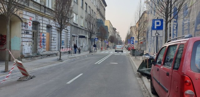 Zdjęcia z piątku, 27 marca. Od soboty parkowanie po zachodniej stronie ulicy nie będzie już możliwe.