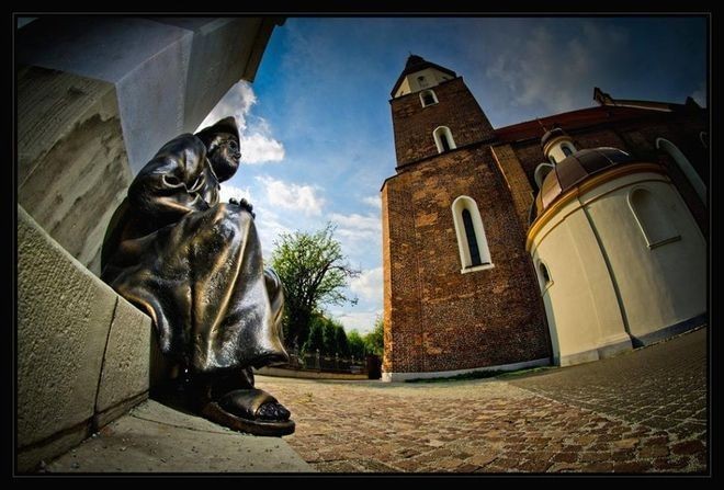 „Chwila odpoczynku” - figura Pielgrzyma przy kościele pw....