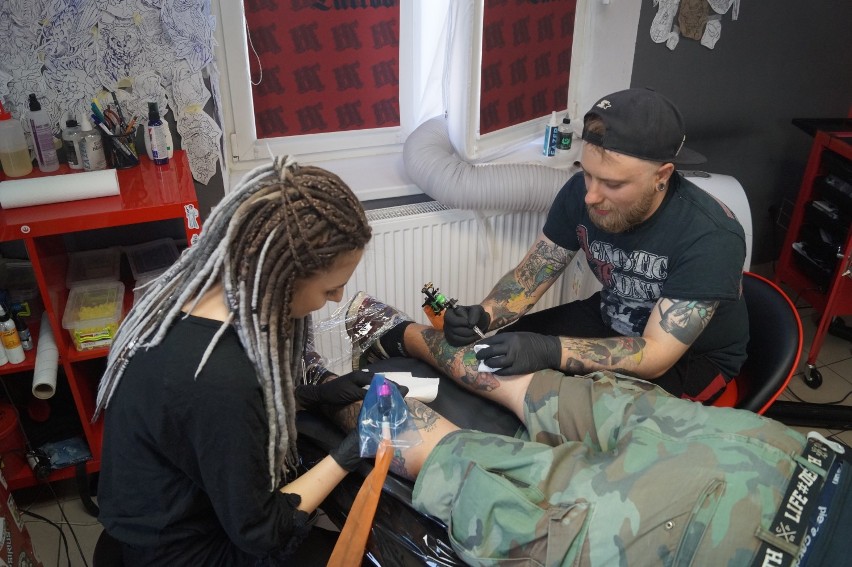 Weronikę i Maćka połączyła miłość do tatuażu. Ozdabianie ciała to ich hobby i sposób na życie [ZDJĘCIA, WIDEO]