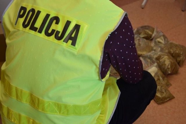 Policjanci zatrzymali tytoń i "skręty" na posesji mieszkanki Żagania.