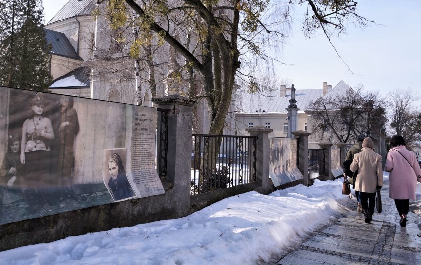 Chełm. Kobiety niezłomne na planszach przy kościele i w Chełmskim Domu Kultury. Zobacz zdjęcia