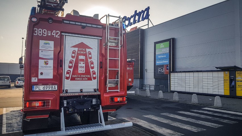 Leszno. Wozy strażackie pod opustoszałym Tesco. Alarm pożarowy w czasie wyprowadzki [ZDJĘCIA]