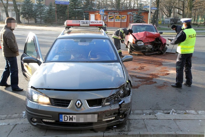 Wypadek taksówki na skrzyżowaniu Borowskiej z Kamienną (ZDJĘCIA)