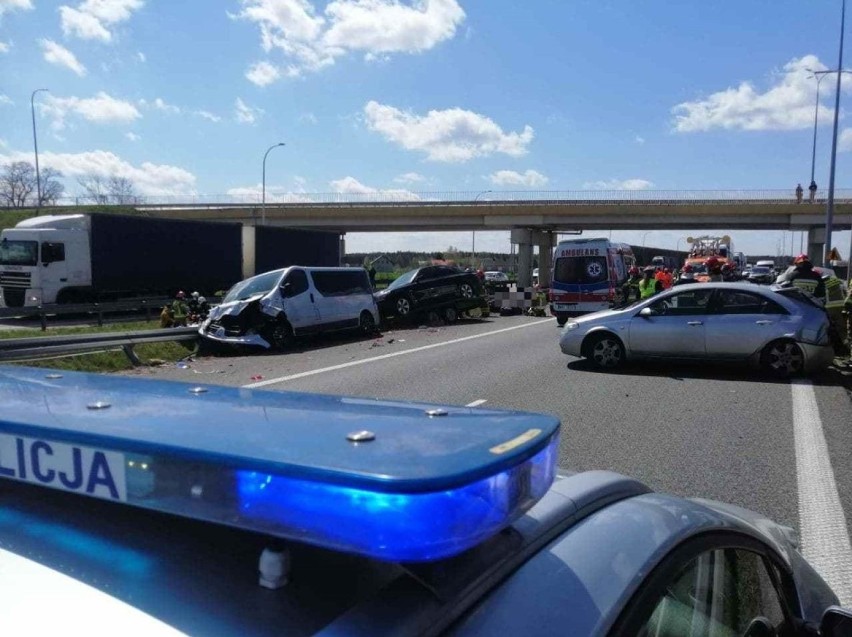 Wypadek na S8 w Niegowie. 6.05.2021. Zderzyły się trzy pojazdy, cztery osoby odniosły obrażenia. Zdjęcia