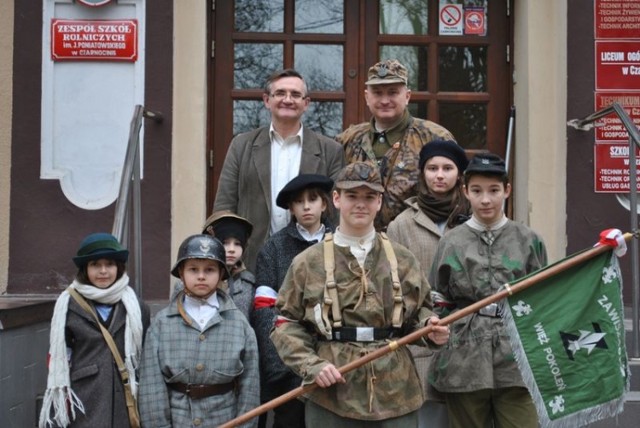 Członkowie grupy historycznej "Zgrupowanie Radosław" spotkali się z uczniami ZSR w Czarnocinie