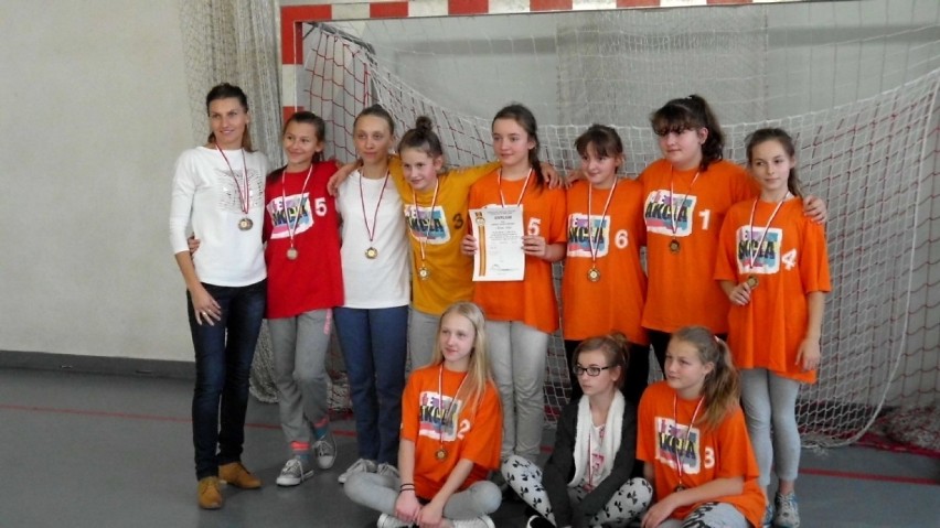Biała: Mistrzostwa Powiatu Wieluńskiego w Mini Piłce Ręcznej Dziewcząt[Zdjęcia]