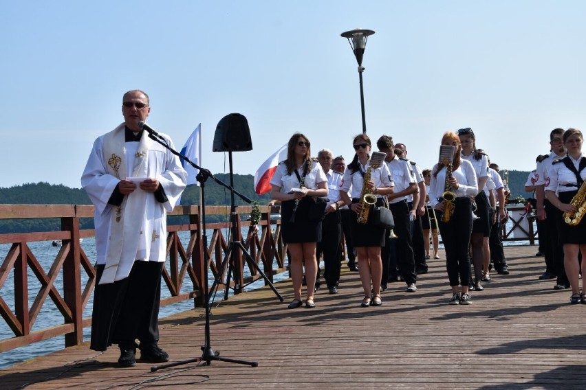 Przemierzyli jezioro w drodze na Odpust Św. Anny. Za nami Wodno-Piesza Pielgrzymka z Nadola do Żarnowca