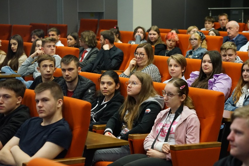 Pierwsze Wielkopolskie Forum Młodzieży w Dniu Dziecka 1 Czerwca w Sali Sesyjnej Wielkopolskiego Urzędu Wojewódzkiego