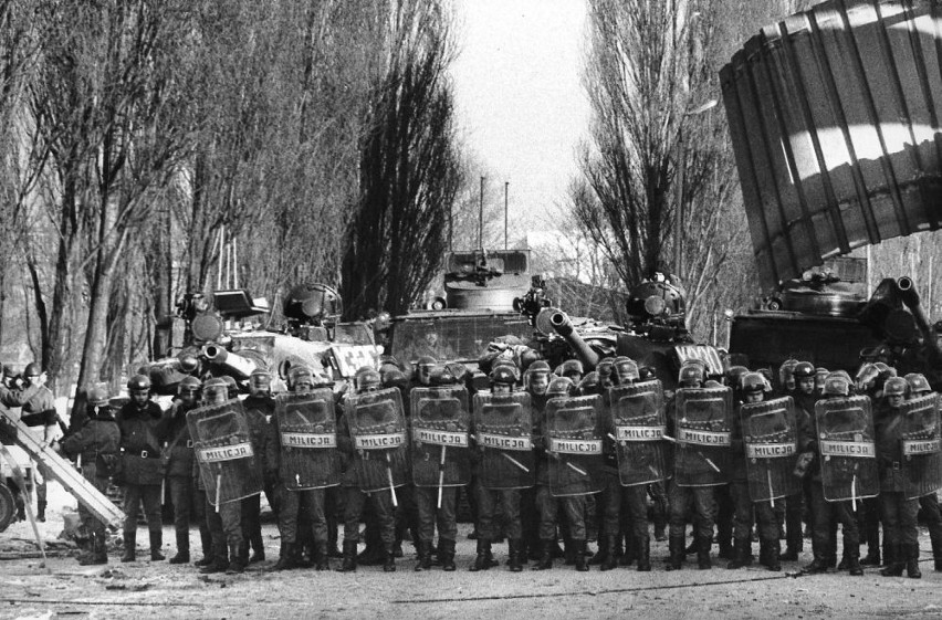 Wprowadzenie stanu wojennego. 13 grudnia 1981 r. oczyma licealistów [ARCHIWALNE ZDJĘCIA]