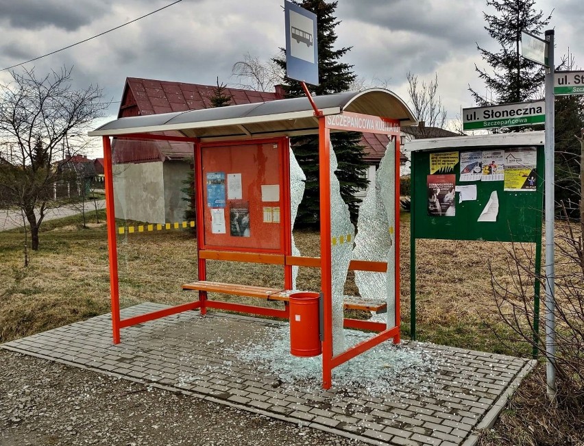 Wandale grasują w Krośnie i gminie Chorkówka. Niszczą nowe przystanki, rozbijają lustra drogowe. Skala zniszczeń ogromna [ZDJĘCIA]