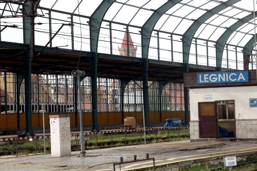 Od kilku miesięcy remontowy zastój na stacji Legnica, zobaczcie aktualne zdjęcia