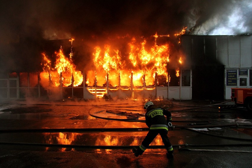 Pożar hali Polmozbytu przy Przybyszewskiego 199 w Łodzi