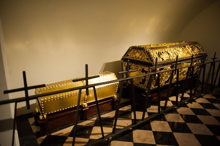 Po lewej - jeden z odnowionych sarkofagów dziecięcych, które...