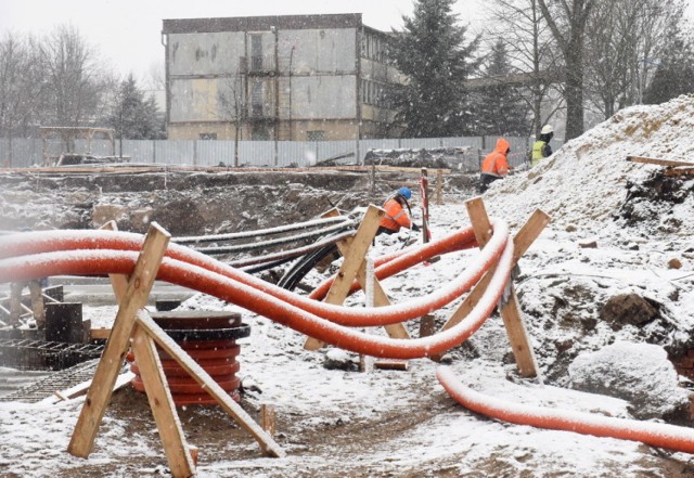 Centrum Zdrowia Matki i Dziecka w Zielonej Górze pierwszych pacjentów przyjmie w 2021 roku. Przypomnijmy: 23 września 2018 roku nastąpiło uroczyste rozpoczęcie budowy i podpisanie Aktu Erekcyjnego, a do 30 października 2020 r. przewidywane jest zakończenie  robót budowlanych. Mieszkańcy bacznie obserwują, co się dzieje za wysokim płotem na terenie zielonogórskiego szpitala. I nie ma się co dziwić, bo to tutaj powstaje wyjątkowe miejsce spełniającej najwyższe standardy nowoczesnego pediatrycznego szpitala realizującego leczenie ogólnopediatryczne i specjalistyczne. Dodatkowo centrum zdrowia stanie się również bazą naukowo-dydaktyczną dla Wydziału Lekarskiego Uniwersytetu Zielonogórskiego.  Zajrzeliśmy, jak idą pracę. Wprawdzie od wbicia pierwszej łopaty niewiele minęło, ale widać, że na placu budowy sporo się dzieje. Zobaczcie zdjęcia zrobione 2 stycznia 2019 roku. 

WIDEO: Ruszyła budowa Centrum Zdrowia Matki i Dziecka Zielonej Górze
