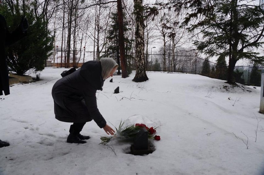 Cmentarz Żołnierzy Armii Czerwonej w Wodzisławiu Śl. odwiedziła córka poległego żołnierza