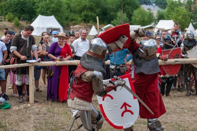 W Koronowie w dniach 27-28 lipca odbywa się XVII Jarmark Cysterski. W tym roku impreza została zorganizowana nie na tzw. błoniach tuszyńskich, lecz po raz pierwszy przy ul. Klasztornej w Koronowie (za bazyliką, obok stadionu). Zapraszamy do obejrzenia zdjęć z soboty. W niedzielę - inscenizacja bitwy pod Koronowem. 


Program na niedzielę:

11:00 - Msza św. Rycerska łacińska w Bazylice
12:15 - Złożenie kwiatów pod pomnikiem "Bitwy pod Koronowem" (tylko oficjalna reprezentacja organizatorów)
13:00 - Promocja stoisk historycznych i regionalnych
13:30 - Pokaz sokolnika
15:00 - Inscenizacja Bitwy pod Koronowem
16:40 - Pokaz rycerzy konnych
17:40 - Oficjalne zakończenie imprezy