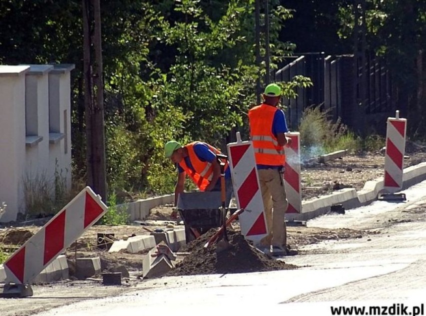 Trwa przebudowa ulicy Szydłowieckiej w Radomiu. Jest już chodnik i zatoka przystankowa. Sprawdzamy postęp prac