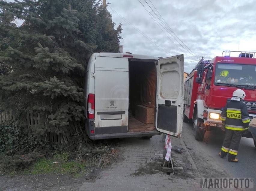 W Dobrzeniu Wielkim dostawczy bus uderzył w słup i...