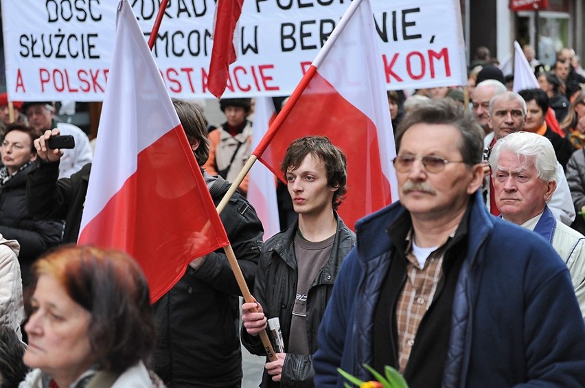 Poznań - Marsz pamięci w II rocznicę katastrofy smoleńskiej [ZDJĘCIA]