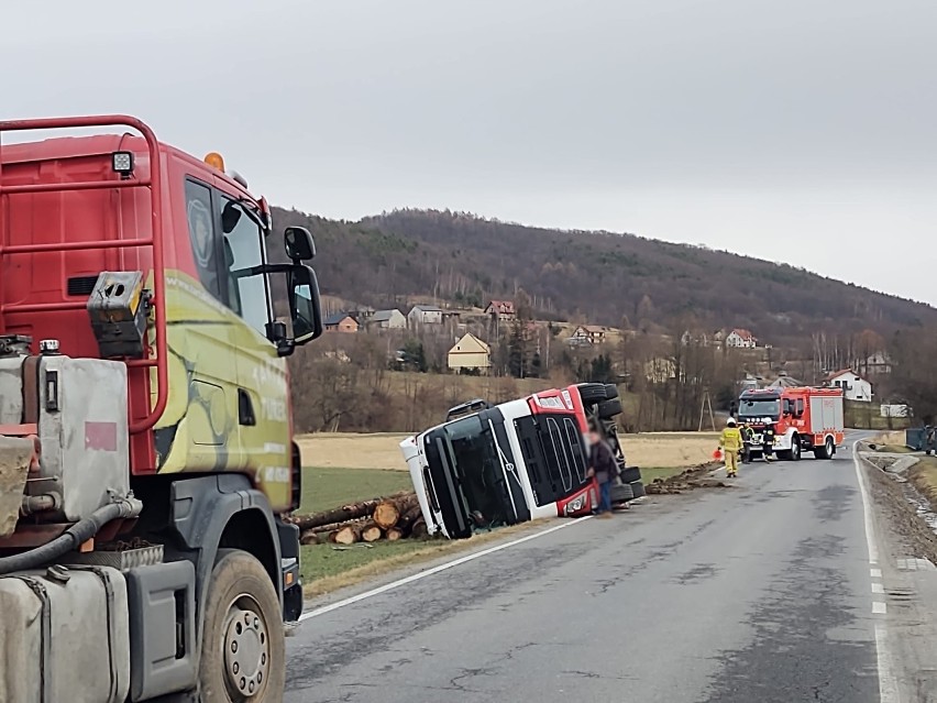 Ciężarówka z drewnem wywrócona w przydrożnym rowie koło Nowego Sącza