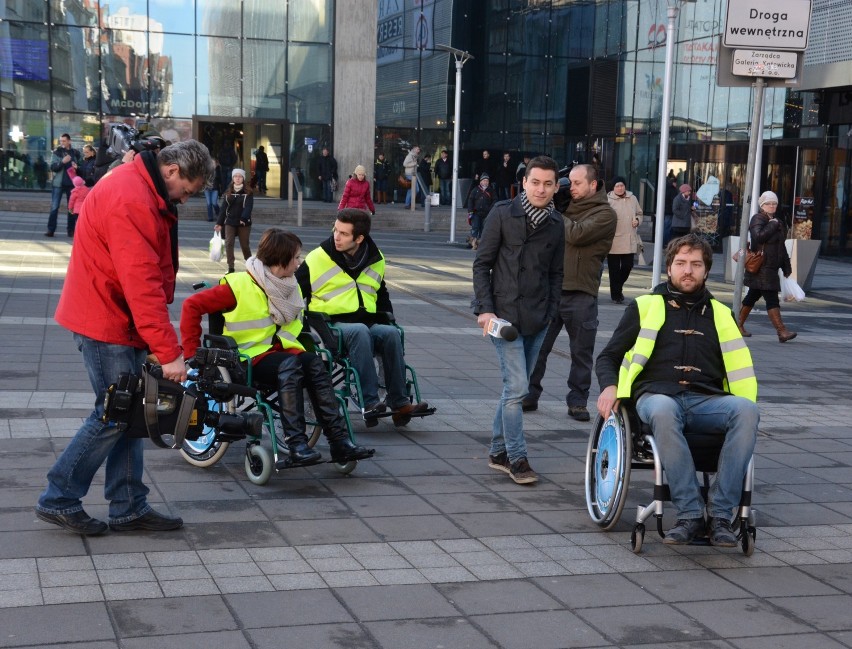 Poruszanie się przez centrum Katowic dla niepełnosprawnego...