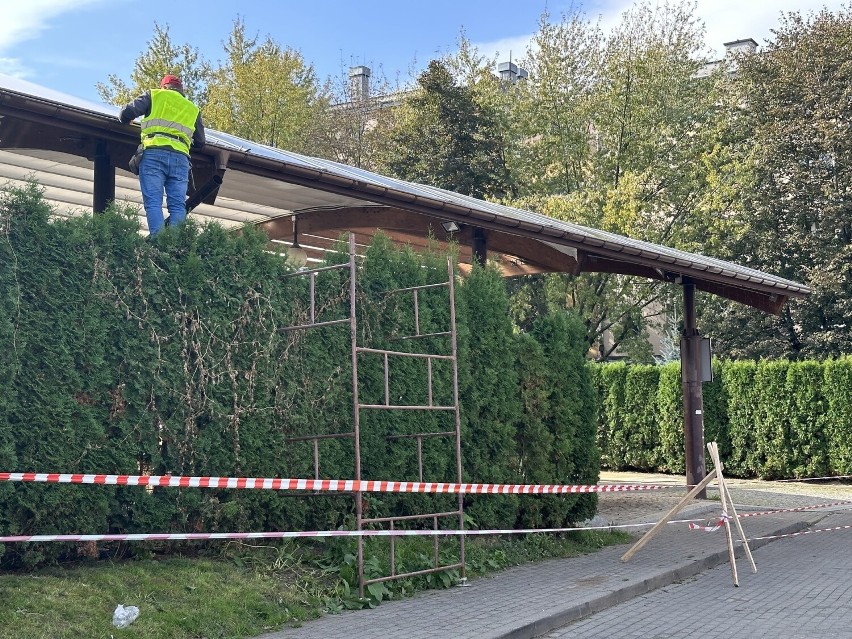  W Sandomierzu trwa remont dachu na wiacie, na zielonym ryneczku. Handlującym i kupującym przestanie padać na głowę