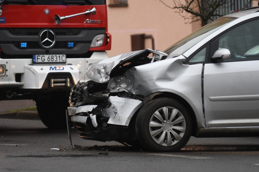 Renault Captur i Volkswagen Touran zostały rozbite w wyniku...