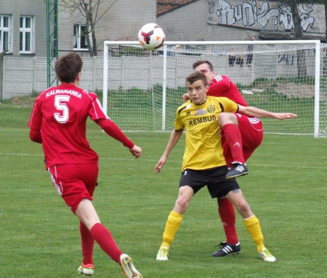 Marcin Giermek (w żółtek koszulce, najlepszy strzelec MKS) w walce z dwoma rywalami. W Trzebini miejscowy MKS przegrał z Kalwarianką 0:1.