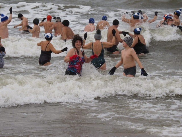 Mielno: Tłumy morsów "wskoczyły" do Bałtyku. Woda jest już bardzo zimna