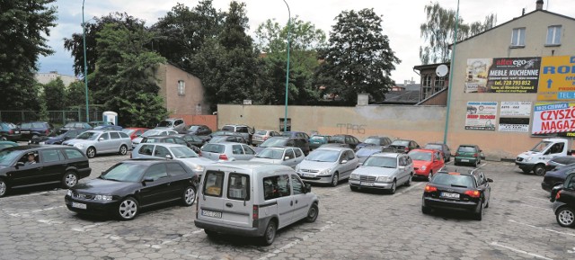 Problemy ze znalezieniem wolnego miejsca występują m.in. na parkingu przy ul. Obrońców Westerplatte. Niekiedy trzeba poświęcić nawet kilkanaście minut, by zaparkować swoje auto.
