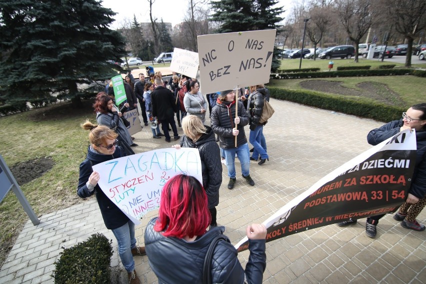 Damian B. ogarnij się - protest rodziców przeciwko reaktywacji SP 26