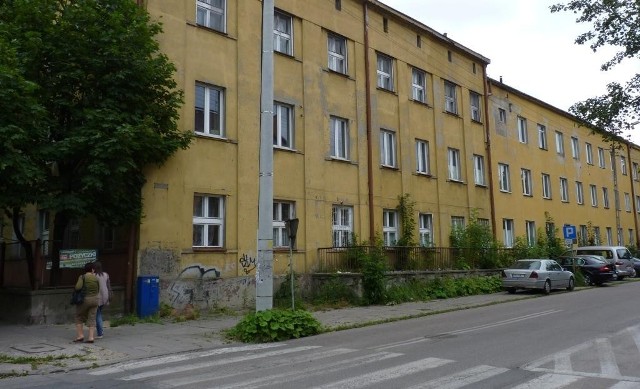 Budynek przy skrzyżowaniu ulic Fabianiego i Wyszyńskiego w Radomsku czeka na kupca
