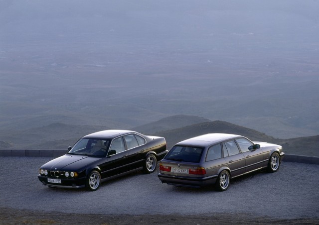 BMW M5 E34
Wielu kierowców uważa, że seria BMW serii M to rarytas, którego nigdy nie będą mogli kupić. Jednak na rynku pojazdów używanych można znaleźć również kilka tańszych „M-ek”. Jednym z ciekawszych przykładów jest BMW M5 E34.
Wprowadzony po raz pierwszy w 1988 roku, ten potężny sedan klasy premium posiada rzędowy, 6-cylindrowy silnik o pojemności 3,8 litra, który osiąga moc 335 KM. Cena wywoławcza tego klasycznego BMW M5 wynosi obecnie około 15 000 dolarów. Z roku na rok jego wartość szybko rośnie.