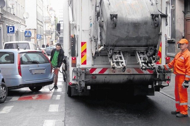 Auto zaparkowane na kontrpasie utrudniało rowerzystom przejazd ul.Wawrzyniaka. - Na Jeżycach jest tak codziennie - mówi Maciej Wudarski ze Stowarzyszenia Prawo do Miasta.