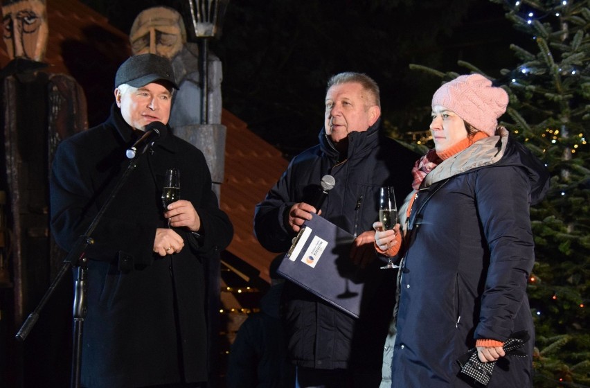 Powitanie Nowego Roku na Rynku w Krośnie. Życzenia prezydenta i pokaz sztucznych ogni [ZDJĘCIA]