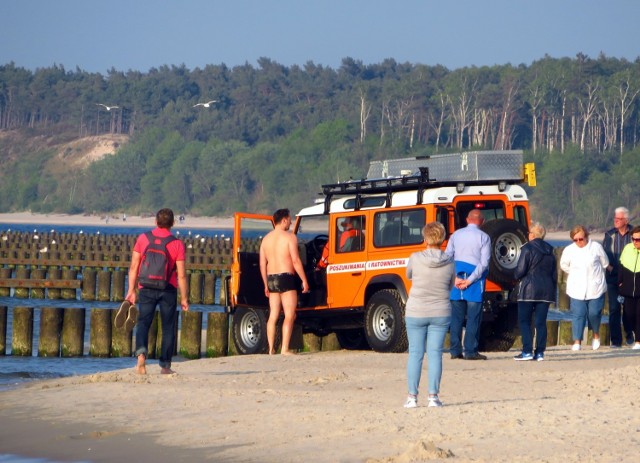 Dzisiaj przed godziną 19: 00  Brzegowa stacja Ratownictwa wodnego dostała telefon, że ktoś topi się  na plaży naprzeciwko ul. Kopernika. Natychmiast wyruszyła z bazy BSR-u samoch&oacute;d ratowniczy oraz ł&oacute;dź  ratownicza RIB typu Gemini Waverider 600 R-25

Najbardziej zaskoczeni byli turyści czekający na przejście kładka, kt&oacute;ra była już otwarta w 90 % i naraz zaczęła się cofać, aby ł&oacute;dź ratownicza RIB mogła na sygnale przepłynąć.

.Na szczęście okazało się, że jest to fałszywy alarm. Po prostu ciepła letnia pogoda i woda o temperaturze przy brzegu 17 stopni, zachęca zar&oacute;wno turyst&oacute;w jak i  ustczan do kąpieli. 

Ta niecodzienna sytuacja spowodowała, że inni kąpiący się w wodzie zostali poproszeni do wyjścia na ląd.

&lt;script class=&quot;XlinkEmbedScript&quot; data-width=&quot;640&quot; data-height=&quot;360&quot; data-url=&quot;//get.x-link.pl/6f254344-a407-0ede-b231-b1d657495e01,921e207e-49f2-30c3-f5d5-04a340019038,embed.html&quot; type=&quot;application/javascript&quot; src=&quot;//prodxnews1blob.blob.core.windows.net/cdn/js/xlink-i.js?v1&quot;&gt;&lt;/script&gt;