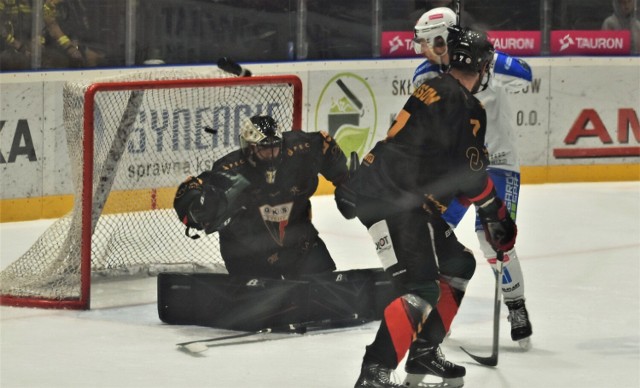 Drugi mecz półfinału hokejowego play-off: Tauron/Re-Plast Unia Oświęcim - GKS Tychy 4:2. Na zdjęciu: Teddy Da Costa zdobywa trzecią bramkę dla oświęcimian.