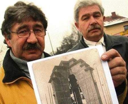 Zdzisław Ciapka i Ryszard Chrobok ze zdjęciem pomnika, który planują odbudować.