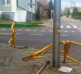 Hajnówka: Wypadek na skrzyżowaniu Batorego z Lipową. Wjechał w barierki, zostawił auto i uciekł