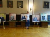 Chełmno. Tak wygląda nowa wystawa - portrety wybitnej Polonii brytyjskiej Mariusza Kałdowskiego. Zdjęcia