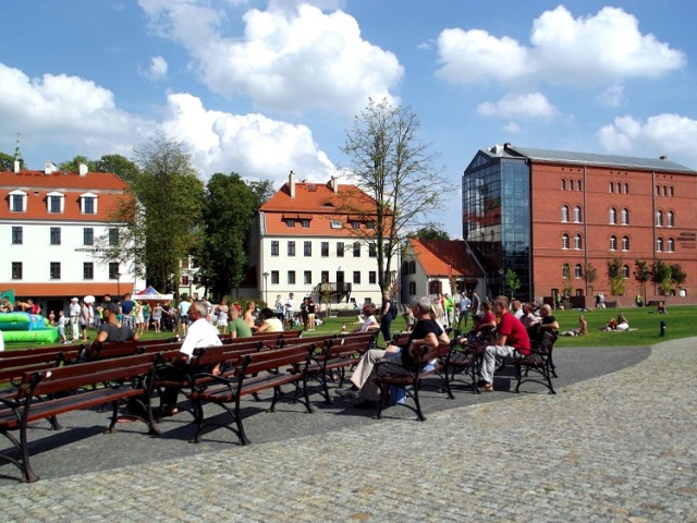 Położenie nad rzekami, liczne parki oraz obiekty ...