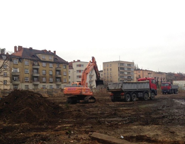 Planowana od kilku lat budowa dwóch kamienic, w miejscu byłej zajezdni przy ulicy Gajowej, idzie pełną parą. Na miejscu, gdzie kiedyś stały tramwaje, teraz jest ogromny wykop. W związku z kolejnym etapem prac, kierowców czekają utrudnienia w ruchu.