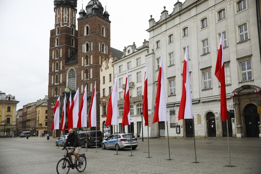 Kraków. Budynki, ulice, place i pojazdy udekorowano biało-czerwonymi flagami [ZDJĘCIA]