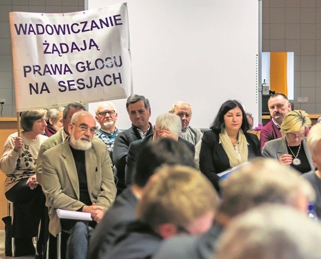 Grupa mieszkańców Wadowic plakat o tej treści przyniosła m.in. na sesję rady w szkole na ul. Wojtyłów